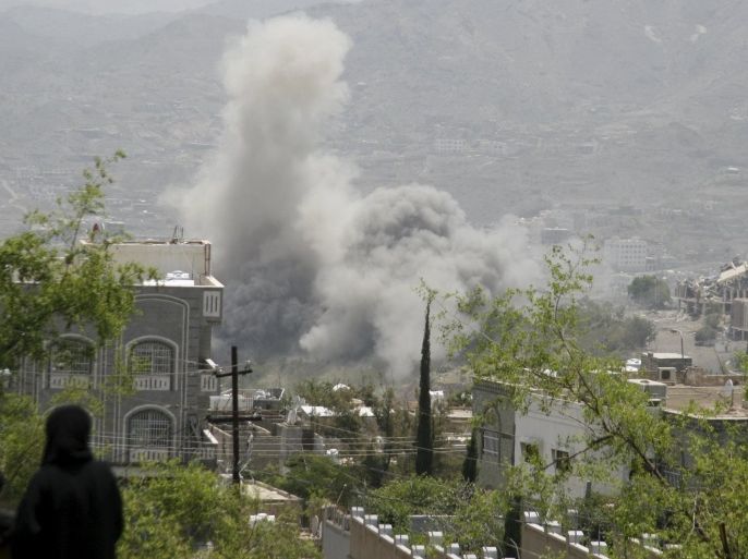 Dust rises from the site of a Saudi-led air strike in Yemen's southwestern city of Taiz July 5, 2015. REUTERS/Stringer