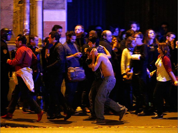 epaselect epa05023938 Wounded people are evacuated outside the scene of a hostage situation at the Bataclan theatre in Paris, France, 14 November 2015. Dozens of people have been killed in a series of attacks in the French capital Paris, with a hostage-taking also reported at a concert hall. EPA/YOAN VALAT