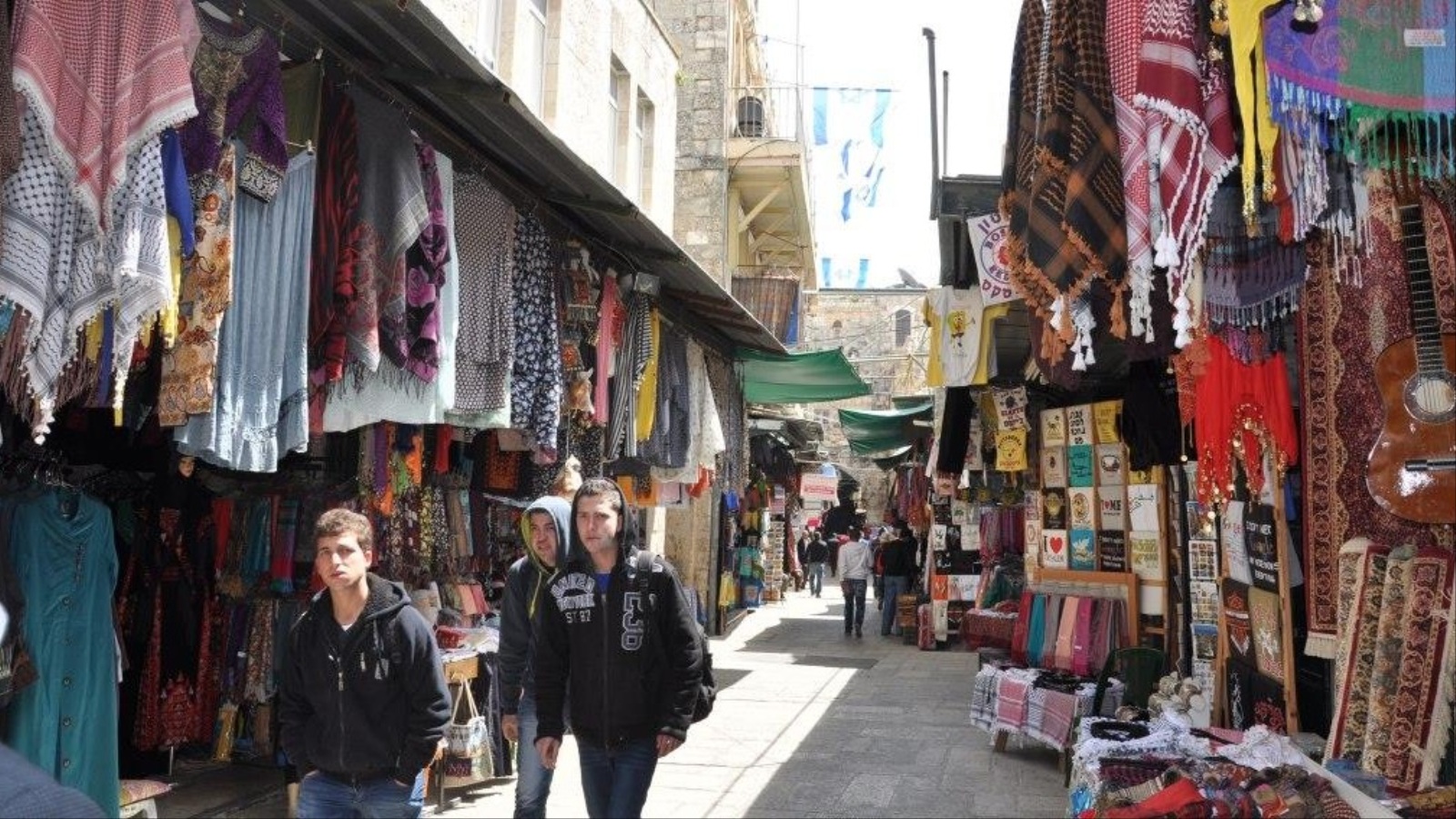 أسواق البلدة القديمة تختزل ملامح كثيرة من حياة وتاريخ أهل مدينة القدس المحتلة(الجزيرة)