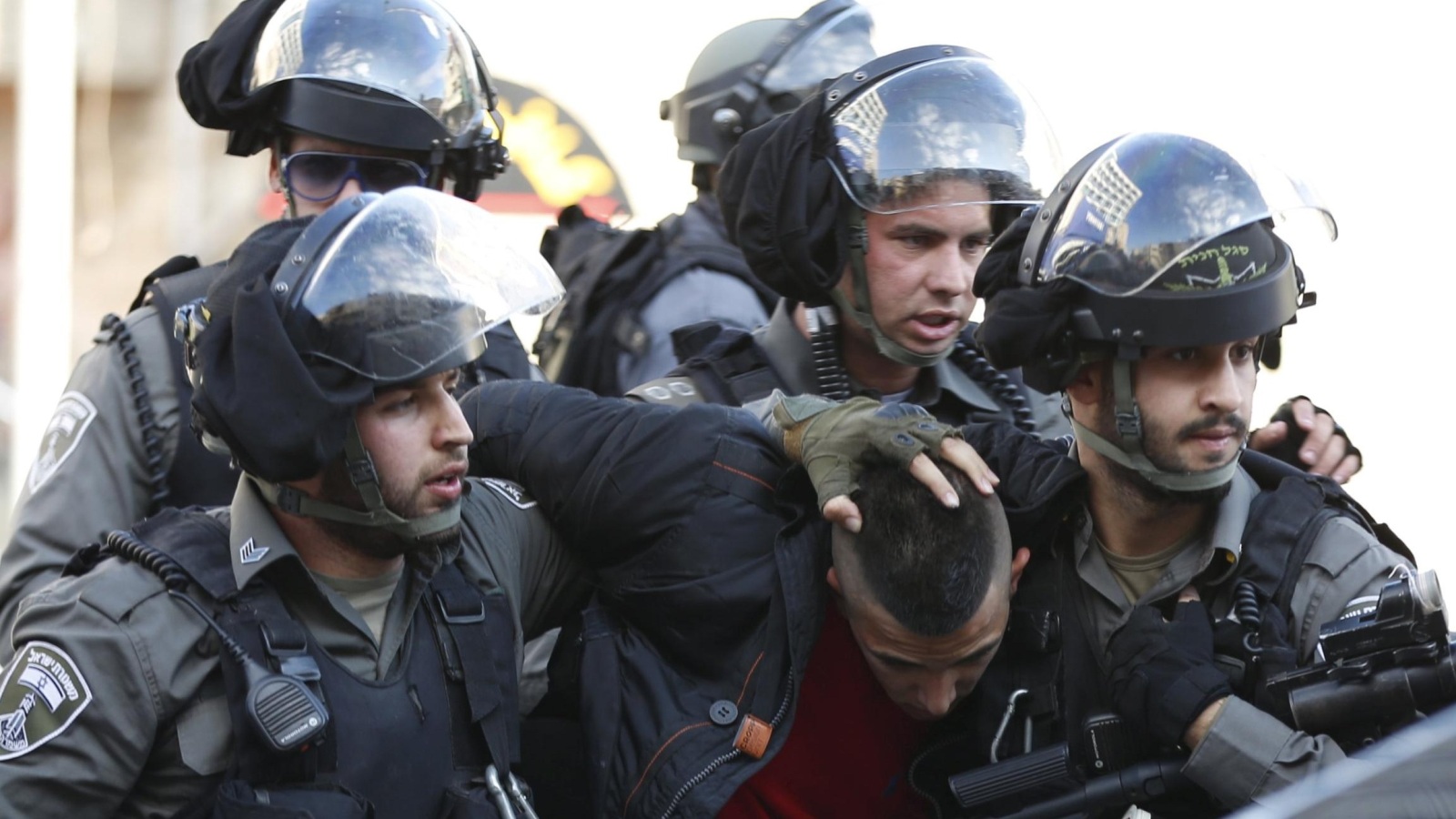 ‪عناصر من شرطة الحدود الإسرائيلية لدى اعتقال فلسطيني في القدس المحتلة‬  (رويترز-أرشيف)