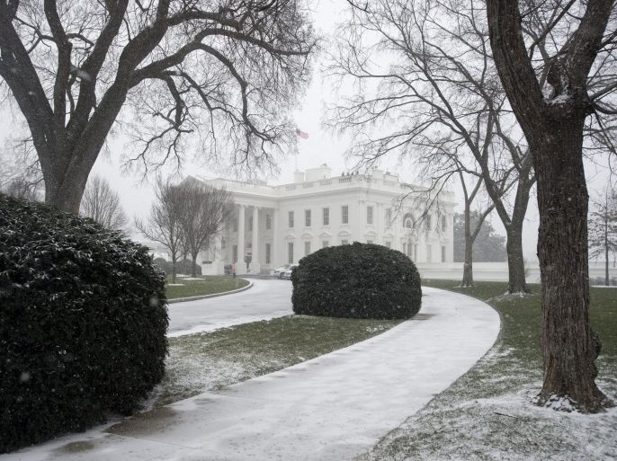Snow begins to fall at the White House, in Washington, DC, USA, 22 January 2016. A major blizzard, Winter Storm Jonas, could dump over two feet (61 centimeters) of snow in the mid-Atlantic region this coming weekend.
