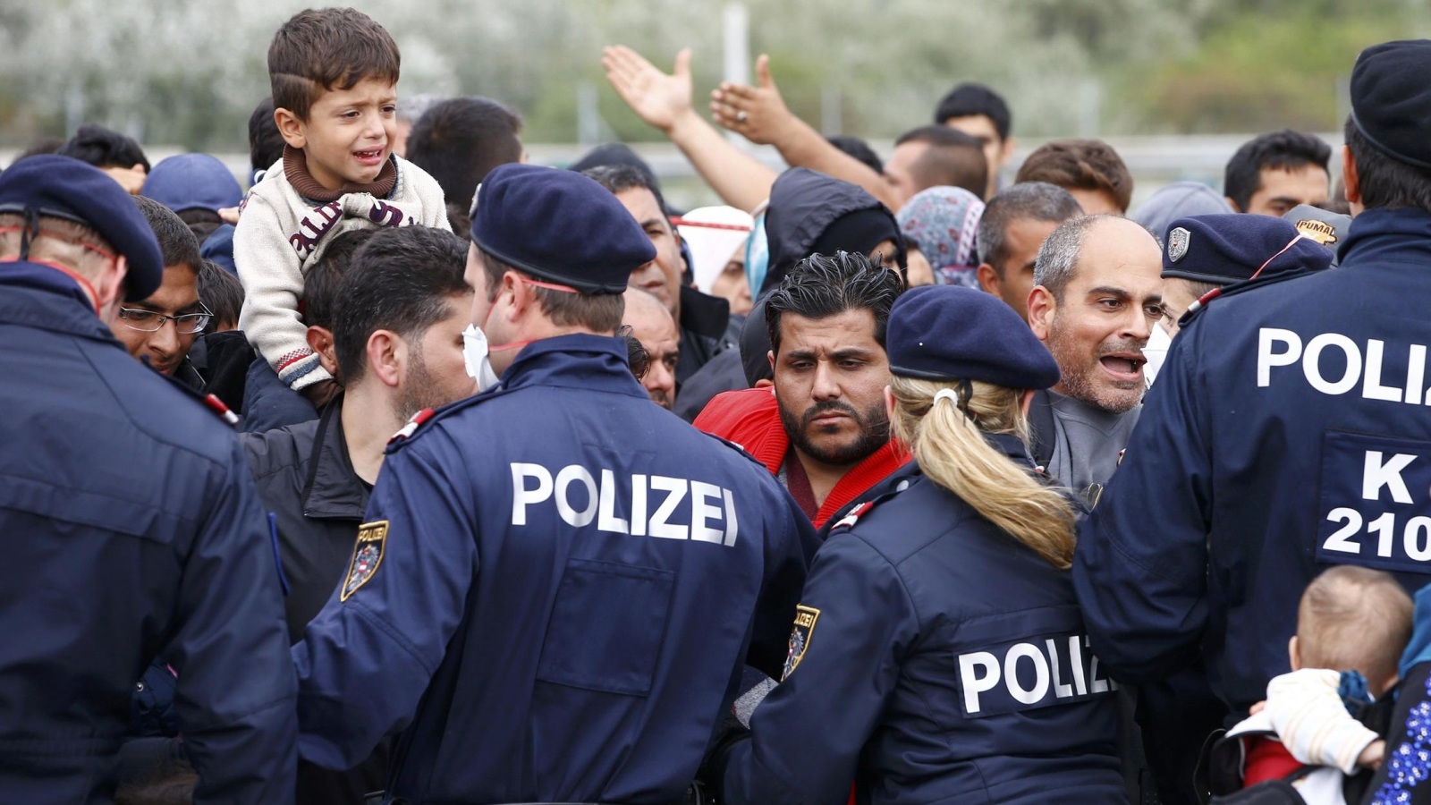الشرطة النمساوية تنظم مرور اللاجئين المتدفقين إلى البلاد (رويترز)