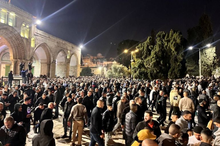 "الآلاف يعمرون باحات المسجد الأقصى بعد صلاة الفجر من صفحه العاصمه تويتر