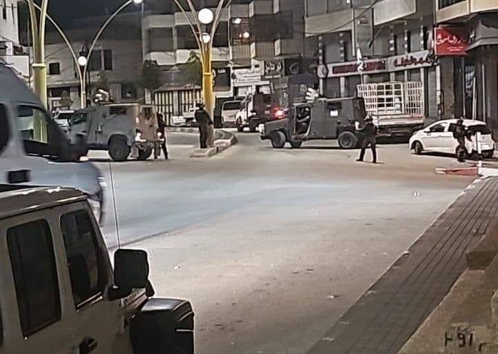 قوات الاحتلال تقتحم محيط مسجد الرباط في مدينة الخليل (وسائل التواصل)